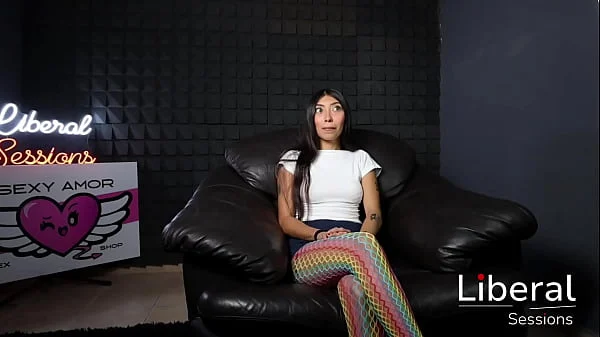 Chica petite de 19 años prueba una verga enorme en su ano