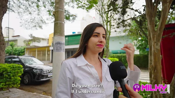 Hermosa brasileña me enseña su apartamento y le dejo el ano lleno de semen.