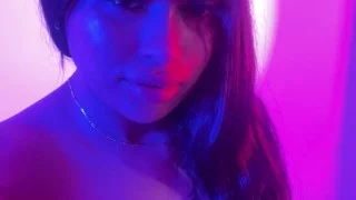 Joven latina mueve sus grandes TETAS naturales en casting