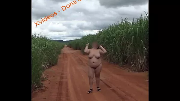 esposa andando pelada na estrada rural