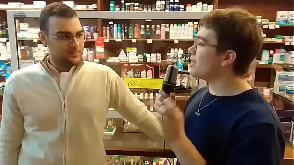 Gordo teton se autopenetra un micrófono en el ano