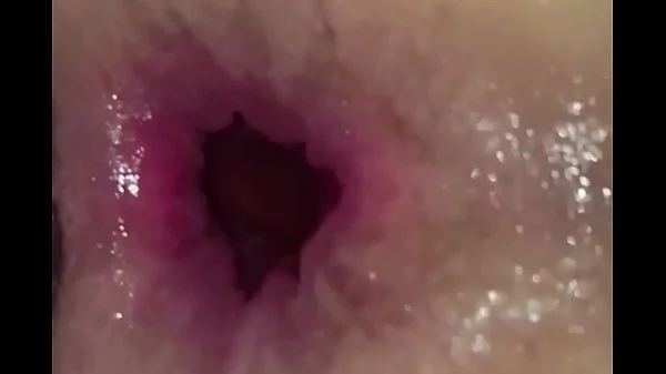 Je lui dilate le fion comme il faut. Et elle adore ça la cochonne