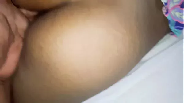 Le chupo el ano a mi vecinita susy le dejo mucha saliva en el ano para lubricar bien, mientras le meto los dedos el su húmeda vagina apretada.