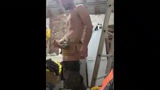 Tradie lad drops to his knees 🍆💦